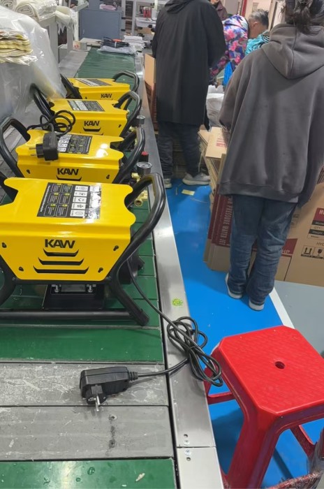 Máy rửa xe KAW HM03, Công xuất 3300W, Xịt rửa cực nhanh, tiết kiệm thời gian